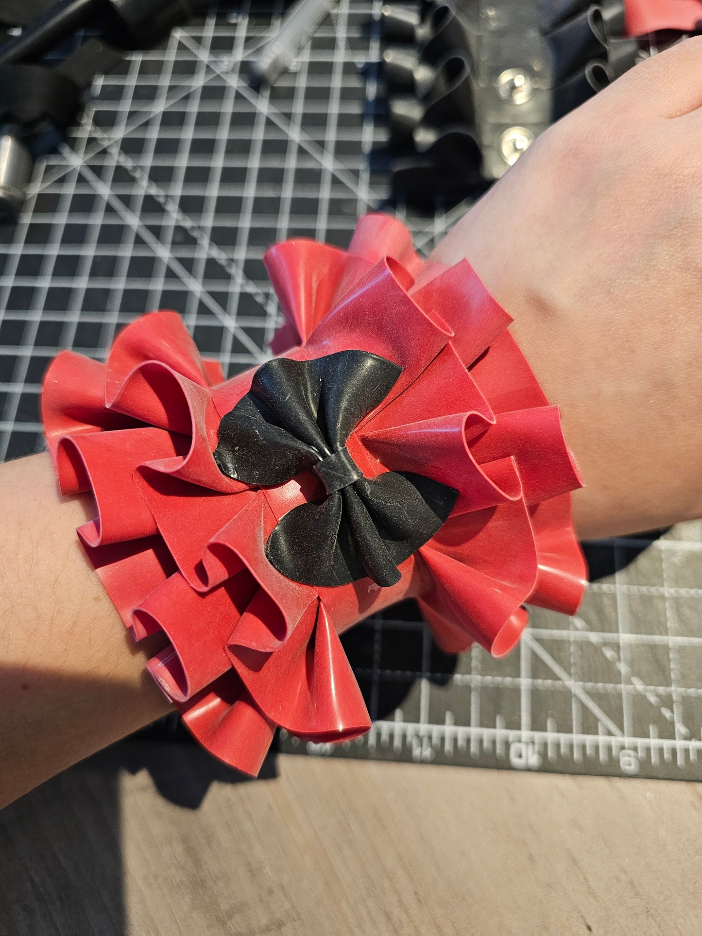 Latex ruffle cuff (with bow)